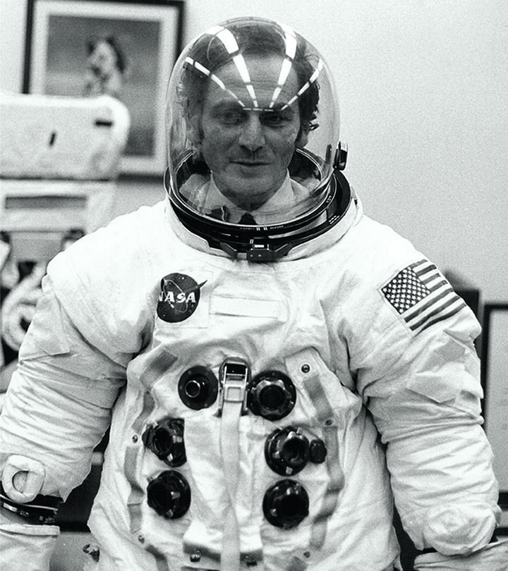 Le créateur de mode Pierre Cardin a enfilé une tenue d'astronaute à Houston aux États-Unis en 1974 (PIERRE CARDIN)