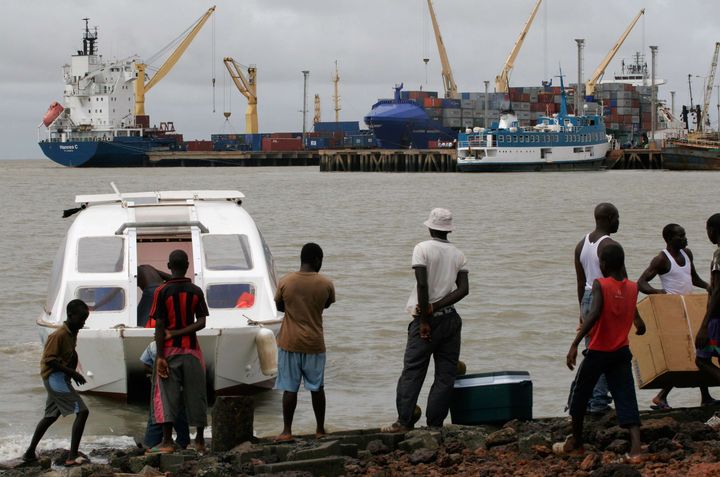 Des&nbsp;habitants de Bissau regardent une vedette rapide,&nbsp;qui aurait été utilisée par des trafiquants de drogue, le 17 juillet 2007.&nbsp; (REBECCA BLACKWELL/AP/SIPA / AP)