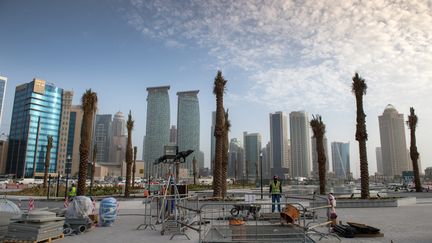 Un chantier lanc&eacute; dans le cadre de la Coupe du monde 2022 au Qatar, le 10 mars 2015 &agrave; Doha. (BERND VON JUTRCZENKA / DPA / AFP)