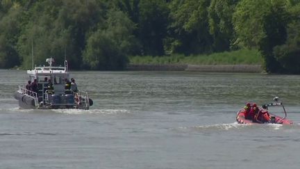 Une opération inédite est en cours, samedi 28 mai, pour sauver une orque prise au piège entre Rouen et Le Havre. Parmi les moyens déployés, la diffusion à l'aide d'un drone de stimuli sonores, afin de guider l'animal vers la mer.&nbsp; (FRANCE 2)