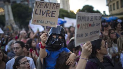 Manifestation à Rio de Janeiro (Brésil), le 13 novembre 2017, pour le maintien du droit à&nbsp; l'avortement. (MAURO PIMENTEL / AFP)