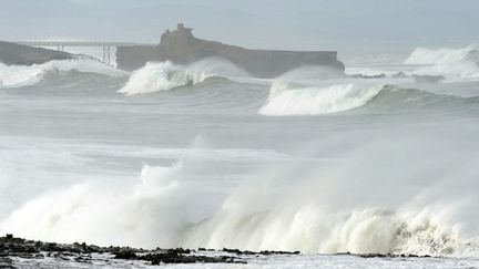 Les rouleaux balaient la c&ocirc;te &agrave; Biarritz (Pyr&eacute;n&eacute;es-Atlantiques), le 22 d&eacute;cembre 2013. (GAIZKA IROZ / AFP)