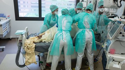 Des soignants retournent une patiente atteinte du Covid-19 dans le service de réanimation de l'hôpital Purpan, à Toulouse (Haute-Garonne), le 21 avril 2020.&nbsp; (FREDERIC SCHEIBER / HANS LUCAS / AFP)