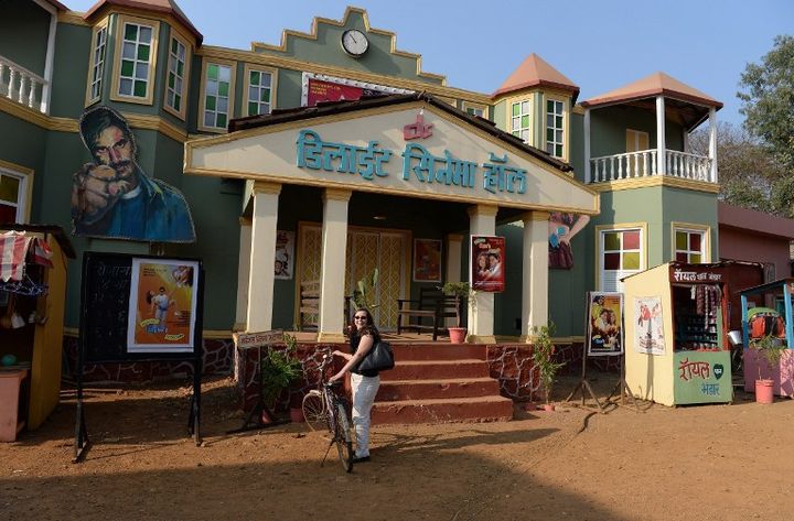 Des touristes devant des décors à Mumbay (janvier 2014)..
 (INDRANIL MUKHERJEE / AFP)