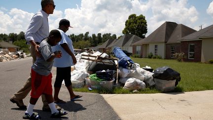 En chaussures de marche et manches retroussées, Barack Obama a déclaré: il suffit «d'observer les rues, sans parler de l'intérieur des maisons ici. Les gens ont vu leurs vies bouleversées par ces inondations.» Il a surtout détaillé les aides apportées par le gouvernement fédéral, d'un total de 127 millions de dollars, et insisté sur la réactivité de l'exécutif. Barack Obama s'était vu reprocher d'être resté pendant les inondations à Martha's Vineyard, où il passait des vacances familiales, notamment par le candidat républicain à la Maison Blanche Donald Trump. Ce dernier avait fait le déplacement en Louisiane dès le 19 août. Jusqu'à 79 cm de pluie sont tombés par endroits et plus de 100.000 personnes se sont inscrites pour demander une aide fédérale après les intempéries. (REUTERS / Jonathan Ernst)