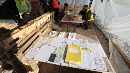 Un cahier de doléances à Cagnes-sur-Mer. (VALERY HACHE / AFP)