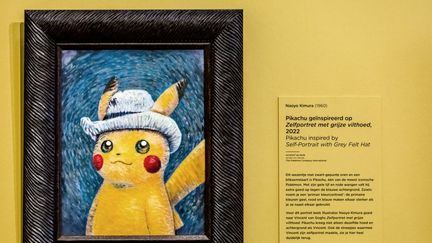 Exposé au musée Van Gogh à Amsterdam, depuis le 28 septembre, le Pikachu inspiré de l'Autoportrait au chapeau de feutre (1887) qu'on retrouve sur une carte, désormais plébiscitée par les fans de Pokémon. La peinture fait partie des six réalisées par des artistes de la Pokémon Company et qui seront sont présentées jusqu'à janvier 2024. (REMKO DE WAAL / ANP MAG)