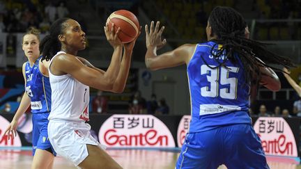 Sandrine Gruda face à Jonquel Jones lors de la victoire des Bleues en quarts de finale de l'EuroBasket face à la Bosnie-Herzégovine mercredi 23 juin 2021. (FREDERICK FLORIN / AFP)