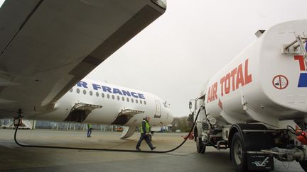 Un avion d'Air France fait le plein de kérosène sur le tarmac de&nbsp;l'aeroport de Lorient le 19 mars 2002. (MAXPPP)