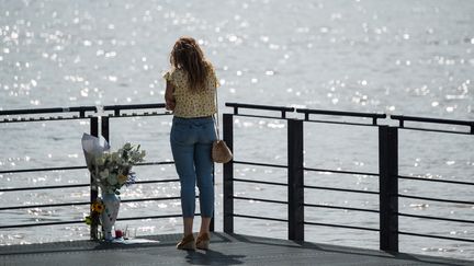 Une jeune femme rend hommage à Steve Maia Canico à Nantes, le 31 juillet 2019. (LOIC VENANCE / AFP)