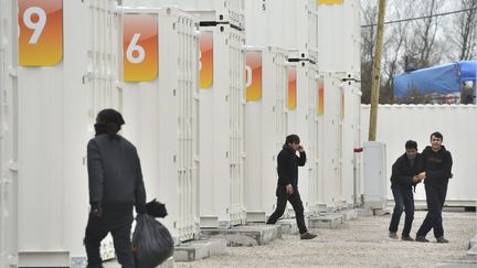 Des migrants de la "jungle" de Calais dans le&nbsp;Centre d'accueil provisoire (CAP), dimanche 21 février 2016.&nbsp; (MAXPPP)