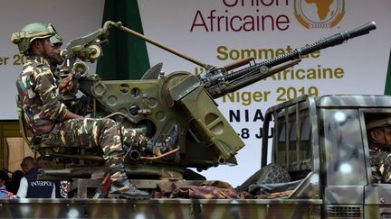 Les forces armées nigériennes&nbsp;en patrouille lors de l’ouverture du sommet de l’Union africaine, à Niamey, le 4 juillet 2019.&nbsp; (ISSOUF SANOGO / AFP)