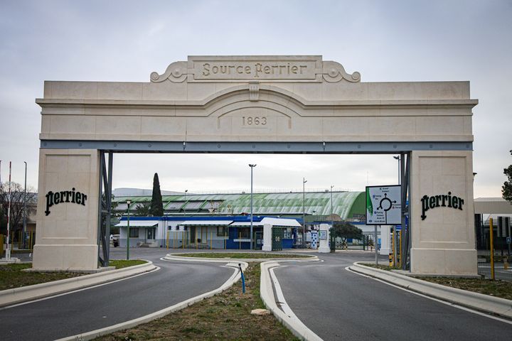 Entrée de l’usine Perrier, dans le Gard, le 29 décembre 2023. (THIBAUT DURAND / HANS LUCAS)