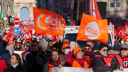 Des drapeaux de la CFDT lors de la manifestation contre la réforme des retraites à Marseille, le 19 janvier 2023. (GREDAB / LE PICTORIUM / MAXPPP)