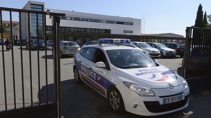 Une voiture de police quitte les locaux de la BAC des quartiers nord de Marseille (Bouches-du-Rh&ocirc;ne), le 2 octobre 2012. (BORIS HORVAT / AFP)