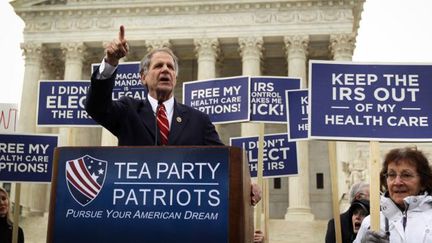 Le 4 mars 2015, des membres du Tea Party manifestent contre l'Obamacare devant la Cour suprême. (AFP/alex wong/ getty images north america)