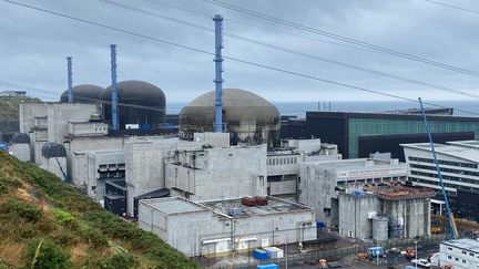 The EDF site in Flamanville, with the EPR buildings in front and those of the other two reactors behind. (LAURIANE DELANOE - FRANCEINFO - RADIOFRANCE)