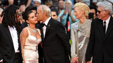 Le 72e festival de Cannes a débuté par la projection de The Dead don't die, le film d'ouverture. Bill Murray embrasse Selena Gomez devant les regards de&nbsp;Luka Sabbat, Tilda Swinton et le réalisateur Jim Jarmusch. (LOIC VENANCE / AFP)