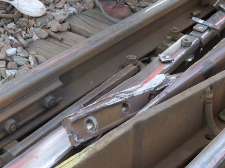 Cette pi&egrave;ce endommag&eacute; d&eacute;couverte apr&egrave;s la catastrophe ferroviaire de Br&eacute;tigny-sur-Orge (Essonne), appel&eacute;e &eacute;clisse, est "une sorte d'agrafe m&eacute;tallique" de "10 kilos environ" qui permet de relier deux rails.&nbsp; (SNCF / AFP)