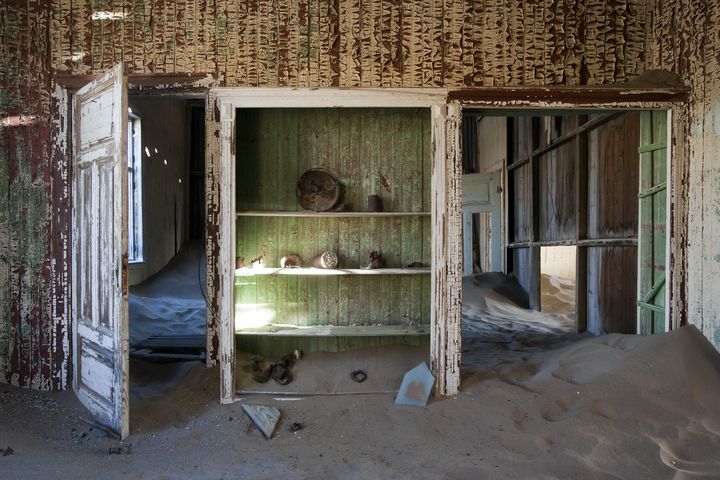 Bâtiment abandonné dans l'ancien village allemand de Kolmanskuppe (littéralement&nbsp;"tertre de Kolman") près de Luderitz, dans le sud de la Namibie.&nbsp; (AFP - THOMAS SCHULZE / DPA-ZENTRALBILD)