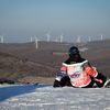 Un snowboarder sur les pentes du Genting Snow park, le 21 décembre 2021. (WANG ZHAO / AFP)