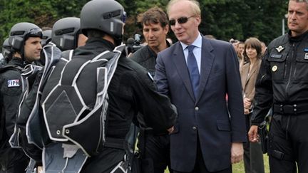 Brice Hortefeux salue des membres du RAID, lors d'une cérémonie marquant ses 25 ans, le 12 juin 2010 à Bièvres. (AFP/BERTRAND LANGLOIS)