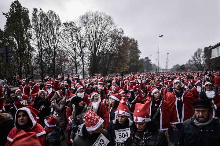 Des milliers de personnes déguisées en père Noël, réunies à Turin (Italie). (MARCO BERTORELLO / AFP)