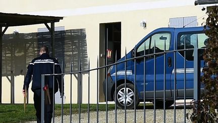 Les gendarmes discutent devant la maison du meurtrier présumé d'un couple à Foulyaronnes, le 3 décembre 2015. (MAXPPP)