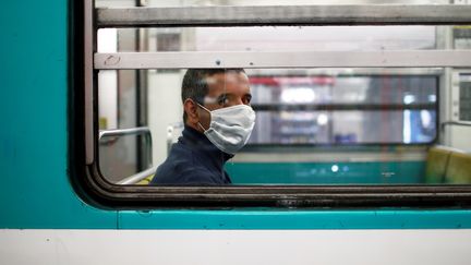 Un homme protégé par un masque dans le métro parisien, le 26 avril 2020. (REUTERS / GONZALO FUENTES / X07238)