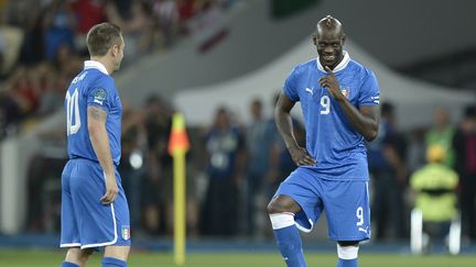 Pas de stress. L'attaquant de la Squadra Azzura plaisante avec ses adversaires anglais &agrave; quelques secondes du coup d'envoi, le&nbsp;24 juin &agrave; Kiev (Ukraine). (FILIPPO MONTEFORTE / AFP)