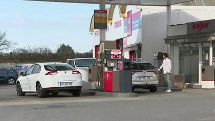 Prix des carburants : des Français font leur plein en Espagne (FRANCE 3)