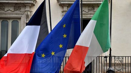 Les drapeaux de France, d'Italie et de l'Europe au palazzo Chigi, dans le centre historique de Rome, le 15 Juillet 2016, après les attentats meurtriers de Nice.