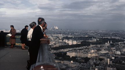 Paris vu du haut de la Tour Eiffel, le 30 septembre 1963. (DONALDSON COLLECTION / MICHAEL OCHS ARCHIVES via GETTYIMAGES)