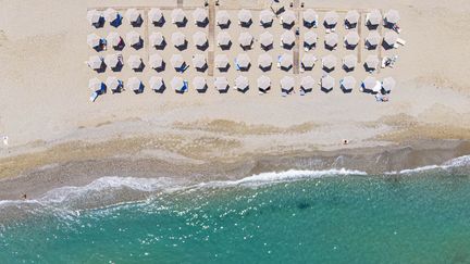 Une place de la région de Rethymnon, en Crète (Grèce), en juin 2022. (NICOLAS ECONOMOU / NURPHOTO VIA AFP)