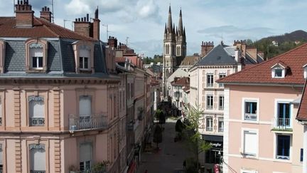 En France, les petites et moyennes communes souffrent souvent de la désertification de leurs commerces. Le centre-ville de Voiron (Isère) a pourtant réussi à retrouver son dynamisme grâce à un chasseur de subventions. (France 2)