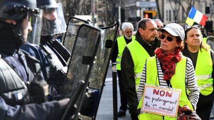 Des "gilets jaunes" manifestant à Marseille (Bouches-du-Rhône), samedi 9 mars. (BORIS HORVAT / AFP)