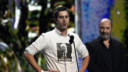 Le journaliste et réalisateur François Ruffin&nbsp;reçois le César du meilleur documentaire pour son film "Merci Patron !", le 24 février 2017 à Paris. (BERTRAND GUAY / AFP)