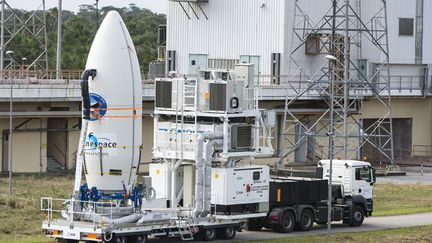 Baptis&eacute; IXV, l'engin mesure cinq m&egrave;tres de long et p&egrave;se environ deux tonnes. (HO / CNES / AFP)