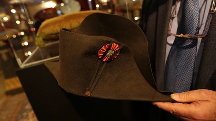  (Le chapeau de Napoléon adjugé à 1,88 million d'euros avait été mis aux enchères ce week-end à Fontainebleau lors de la vente de la prestigieuse collection du Palais princier de Monaco © Maxppp)