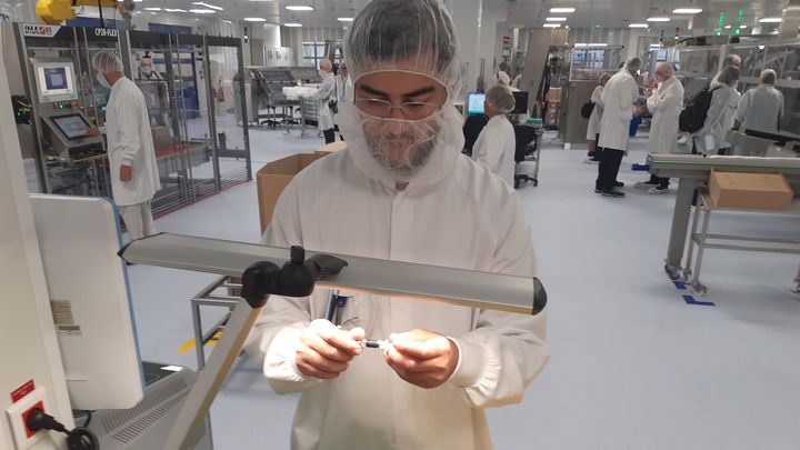 Dans l'usine Sanofi, après avoir fait un petit trou dans chaque œuf, on y fait pousser le virus de la grippe. (SOLENNE LE HEN / RADIO FRANCE)