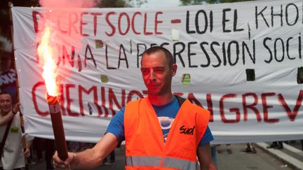 Un manifestant contre la loi Travail défile à Paris le 23 juin 2016. (CITIZENSIDE / PHILIPPE MUNIER / AFP)