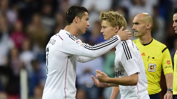 Cristiano Ronaldo laisse place à Martin Odegaard, qui devient ainsi le plus jeune joueur de l’histoire du Real Madrid à évoluer en Liga, le 23 mai 2015 face à Getafe. (PIERRE-PHILIPPE MARCOU / AFP)