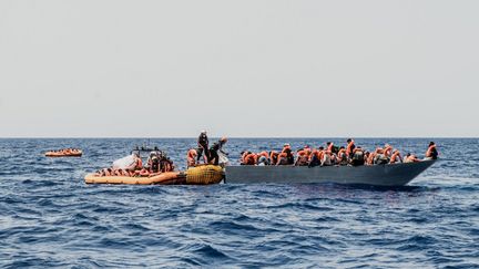 Un bateau de migrants est secouru en mer Méditerranée, le 4 juillet 2021. (EYEPRESS NEWS / AFP)