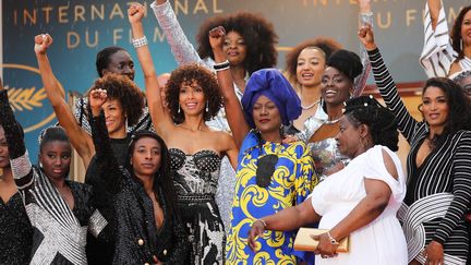 16 actrices françaises noires et métisses ont monté les marches du Festival mercredi après-midi pour prostester contre la sous-représentation des personnes de couleur noire dans le cinéma français.
 (VALERY HACHE / AFP)