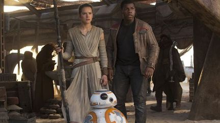 Daisy Ridlet et John Boyega dans "Star Wars 7 : le Réveil de la Force"
 (Lucasfilm Ltd. &amp; TM. All Right Reserved)