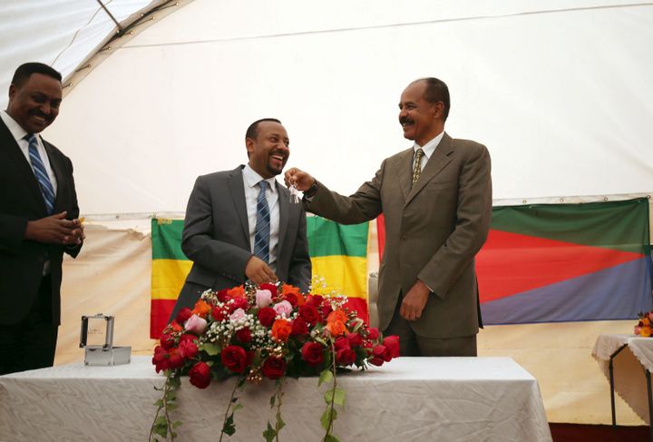 Le 16 juillet 2018, le président érythréen Issaias Afeworki (à droite) a reçu des mains du Premier ministre éthiopien Abiy Ahmed les clés de l'ambassade, située dans le centre d'Addis Abeba. Le bâtiment est encore rempli de vieux meubles et de voitures couverts de poussière, auxquels personne n'a apparemment touché depuis la rupture des relations diplomatiques entre les deux pays, il y a vingt ans. (Tiksa NEGERI / REUTERS)