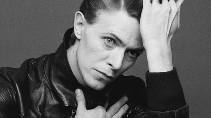 On a beaucoup dit que la pause de la pochette de "Heroes" était une référence à l'expressionnisme allemand cher à David Bowie. Mais en voyant cette photo, qui la précède, on a plutôt l'impression qu'il se passe tout simplement la main dans les cheveux au ralenti. "Je n'ai jamais demandé à Bowie pour quelle raison il avait fait ce geste", dit Mr Sukita. 
 (Masayoshi Sukita )