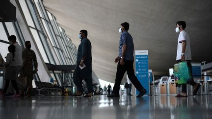 Des réfugiés afghans à l'aéroport de Dulles en Virginie, le 31 août 2021. (ANNA MONEYMAKER / GETTY IMAGES NORTH AMERICA / AFP)