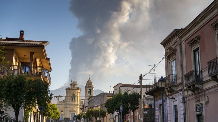 Un nuage de fumée s'échappe du volcan Etna, à Catane, le 4 août 2024. (SALVATORE ALLEGRA / ANADOLU / AFP)