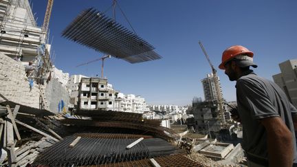 Un ouvrier palestinien travaille &agrave; la construction d'une colonie isra&eacute;lienne, le 2 novembre 2011, pr&egrave;s de J&eacute;rusalem. (BAZ RATNER / REUTERS)